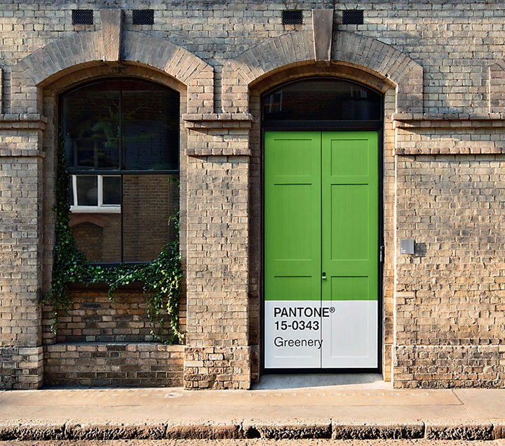 В поддержку международной презентации цвета Greenery бюро Pantone создало «зелёные» апартаменты The Outside In house в Лондоне. Для этого в партнёрстве с онлайн-площадкой Airbnb был арендован большой лофт: в холле высадили хвойники, столовую превратили в 
