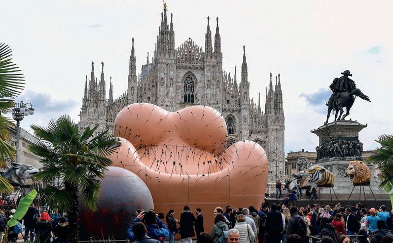 Итальянские феминистки недопоняли миланскую инсталляцию Гаэтано Пеше. 
