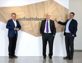В компаннии Schattdecor AG чествуют новых членов управляющей «верхушки».
