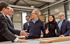 В ходе своего делового турне по Старому Свету глава Apple Тим Кук посетил мебельное производство Dula в Германии.