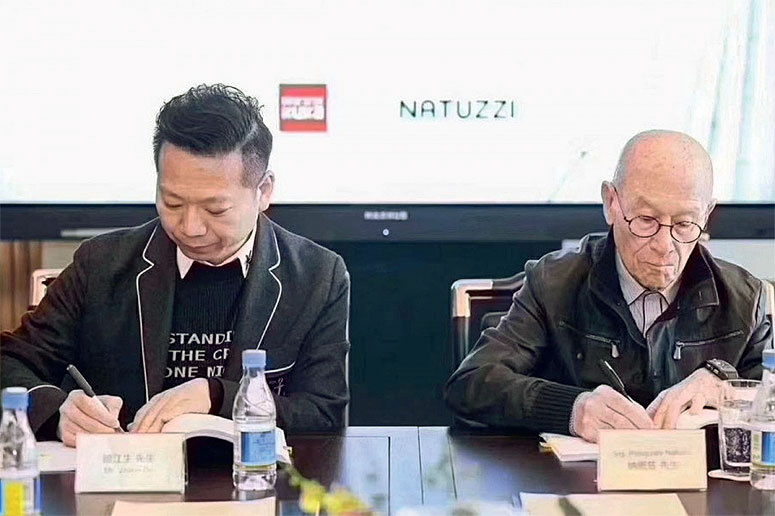 Президент Kuka Джейсон Гу
и Паскуале Натуцци
подписывают соглашение
о создании совместного
предприятия в Азии