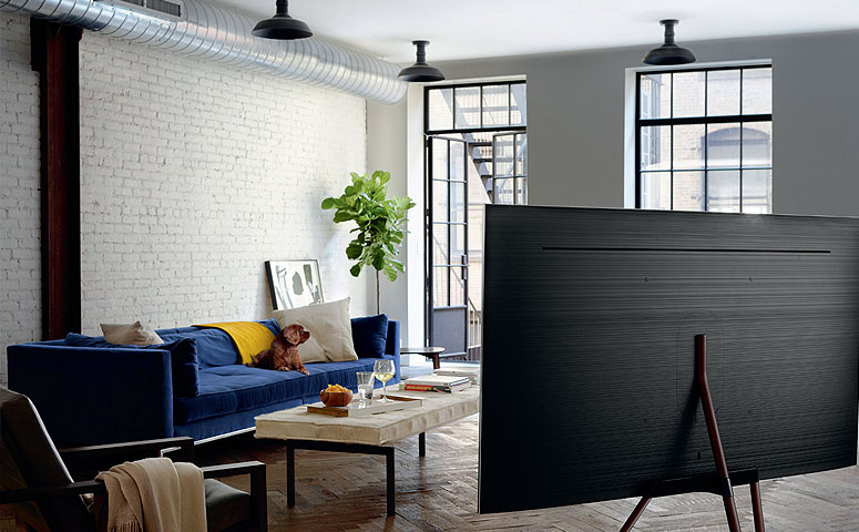 Компания LG представила на CES 2019 первый в мире скручивающийся телевизор.